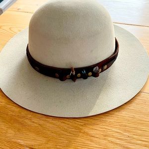 THUNDER HAT COMPANY  TAN 7 3/8 NAVAJO CROWN
